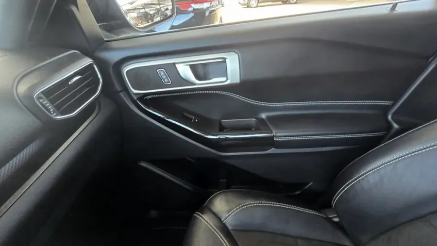 2022 Ford Explorer | Photo 27 of 31