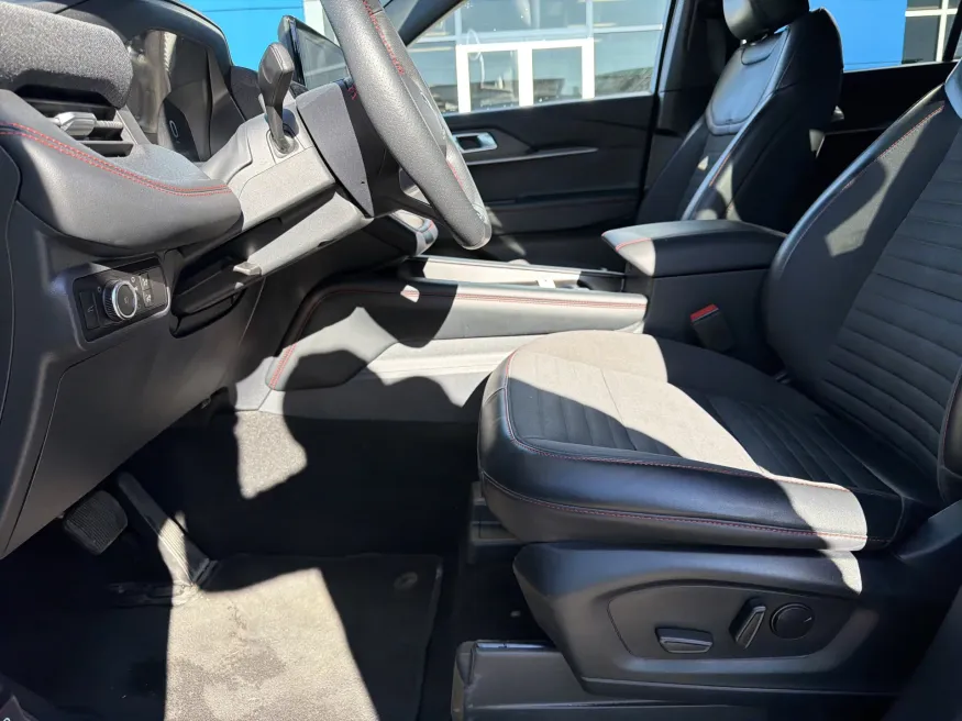 2025 Ford Explorer ST-Line | Photo 16 of 23