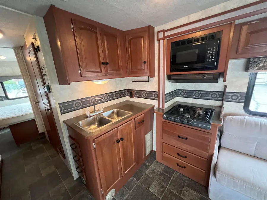 2014 Winnebago Access 31J | Photo 21 of 38