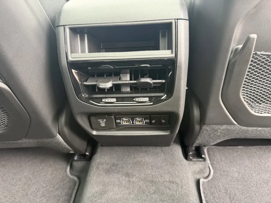 2025 Jeep Grand Cherokee Overland | Photo 9 of 19