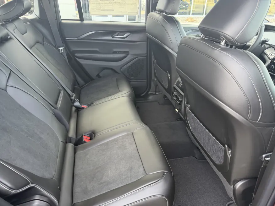 2025 Jeep Grand Cherokee Altitude X | Photo 8 of 16