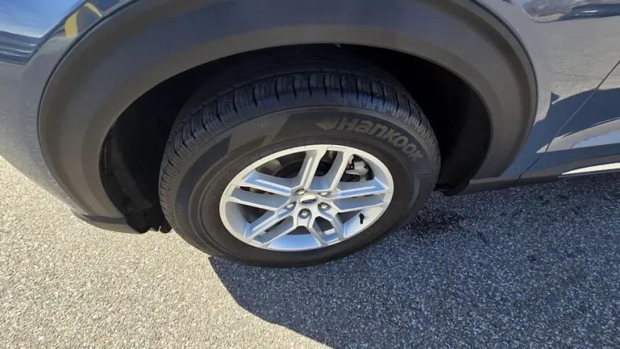 2025 Ford Explorer | Photo 10 of 30