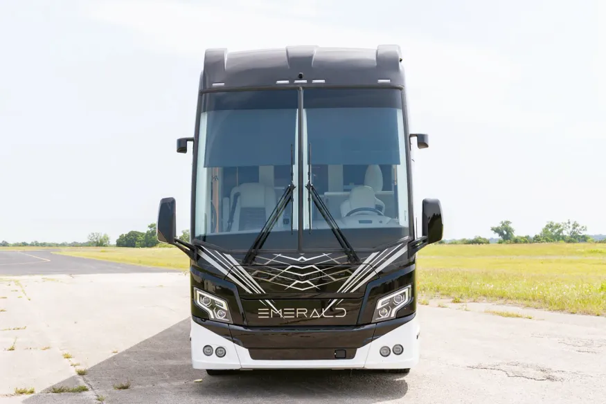 2027 Emerald Luxury Coaches Prevost H3-45 Quad Slide | Photo 28 of 33