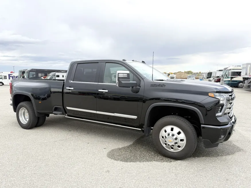 2025 Chevrolet Silverado 3500HD High Country | Photo 21 of 23
