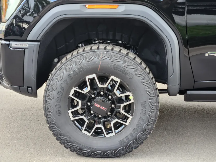 2025 GMC Sierra 2500HD AT4X | Photo 21 of 31