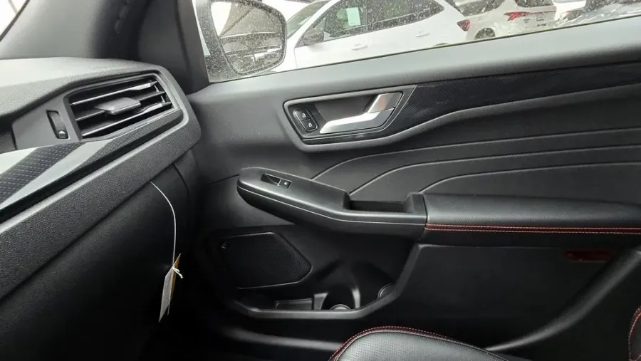 2026 Ford Escape Hybrid | Photo 29 of 32