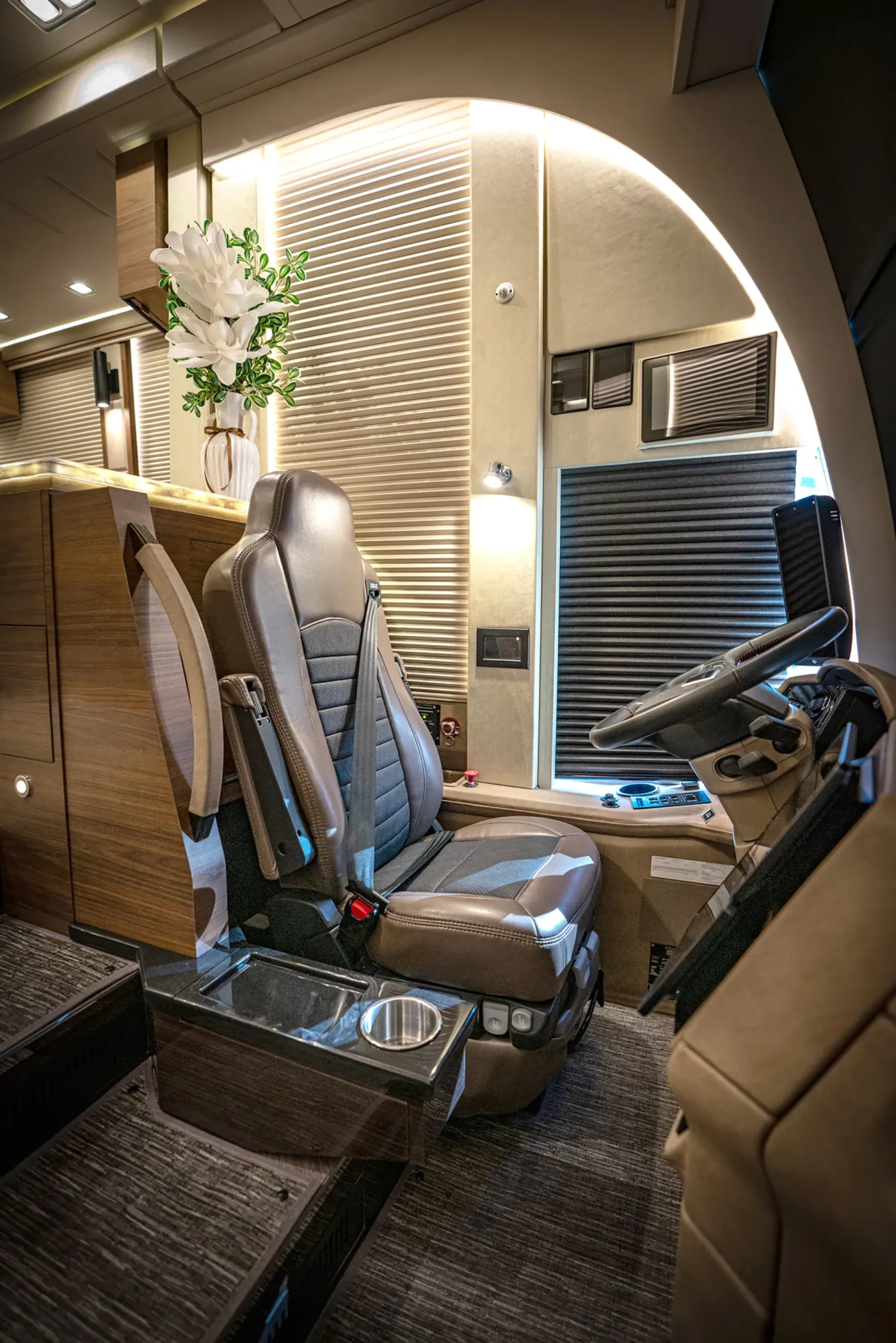 2026 Emerald Luxury Coaches Prevost H3-45 Triple Slide | Photo 3 of 20
