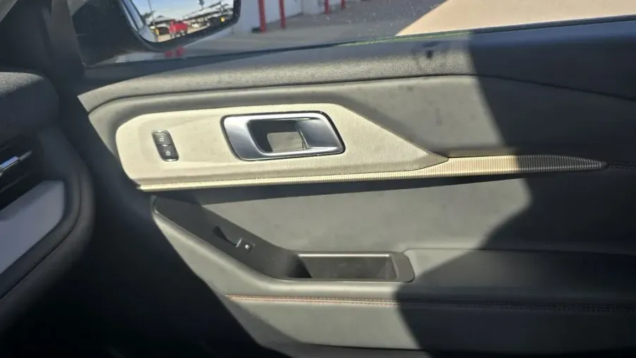 2025 Ford Explorer | Photo 26 of 30
