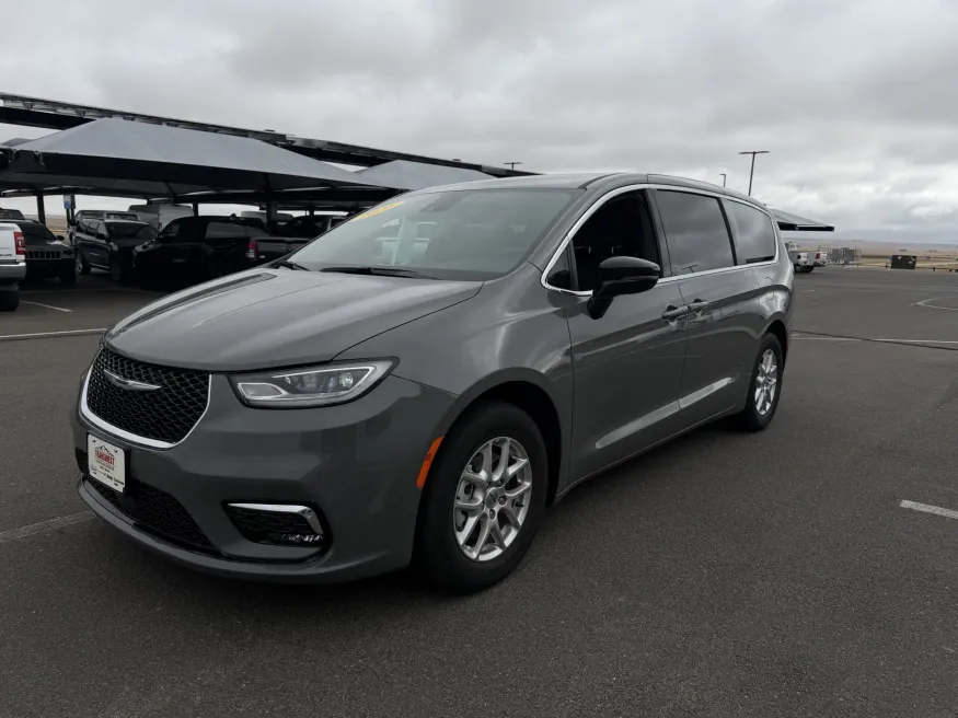 2025 Chrysler Pacifica Select | Photo 3 of 20