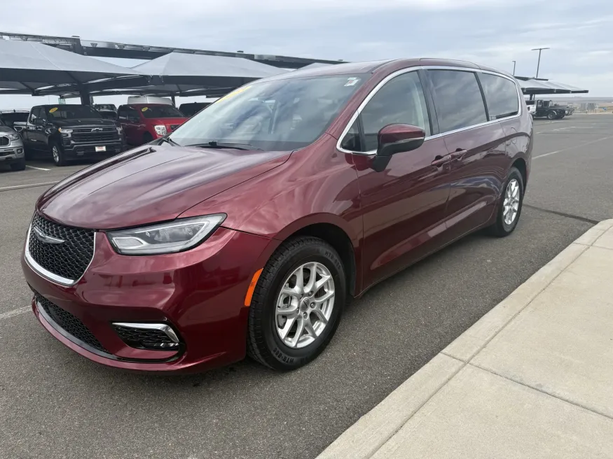 2023 Chrysler Pacifica Touring L | Photo 3 of 24