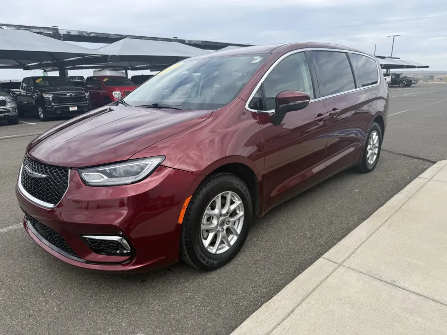 2023 Chrysler Pacifica Touring L | Photo 3 of 24