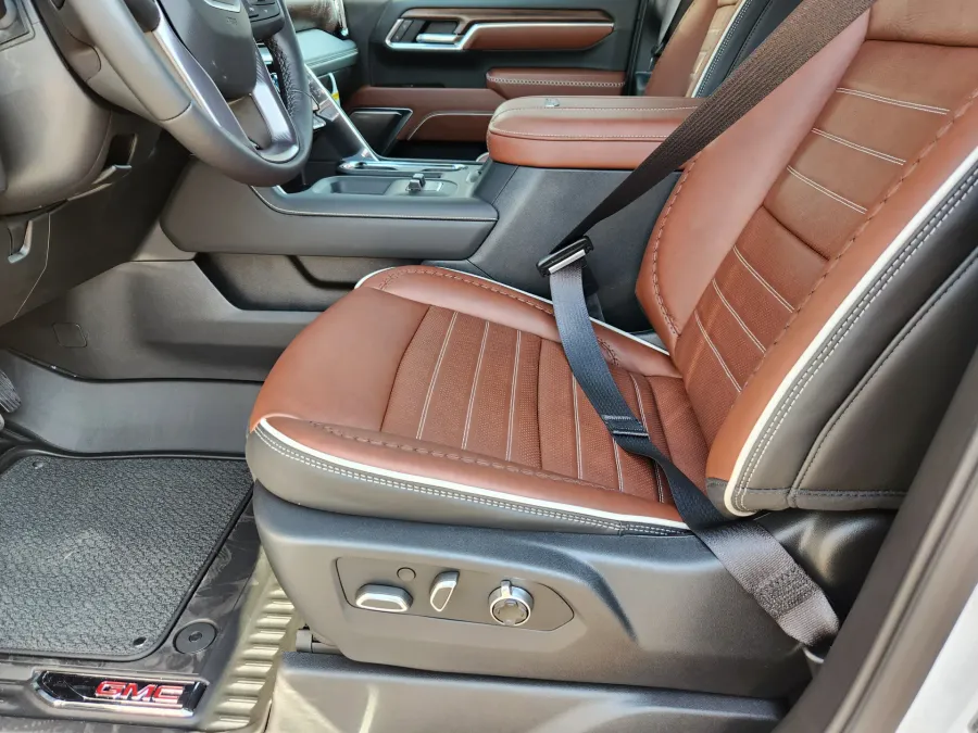 2025 GMC Sierra 3500HD Denali Ultimate | Photo 8 of 32