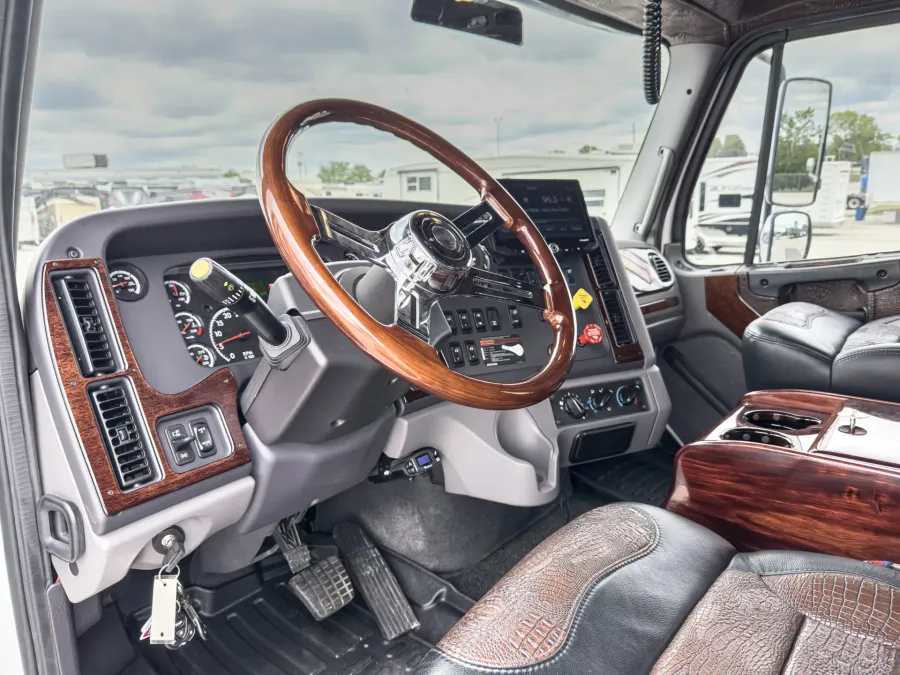 2022 Freightliner M2 112 Western Hauler | Photo 11 of 19