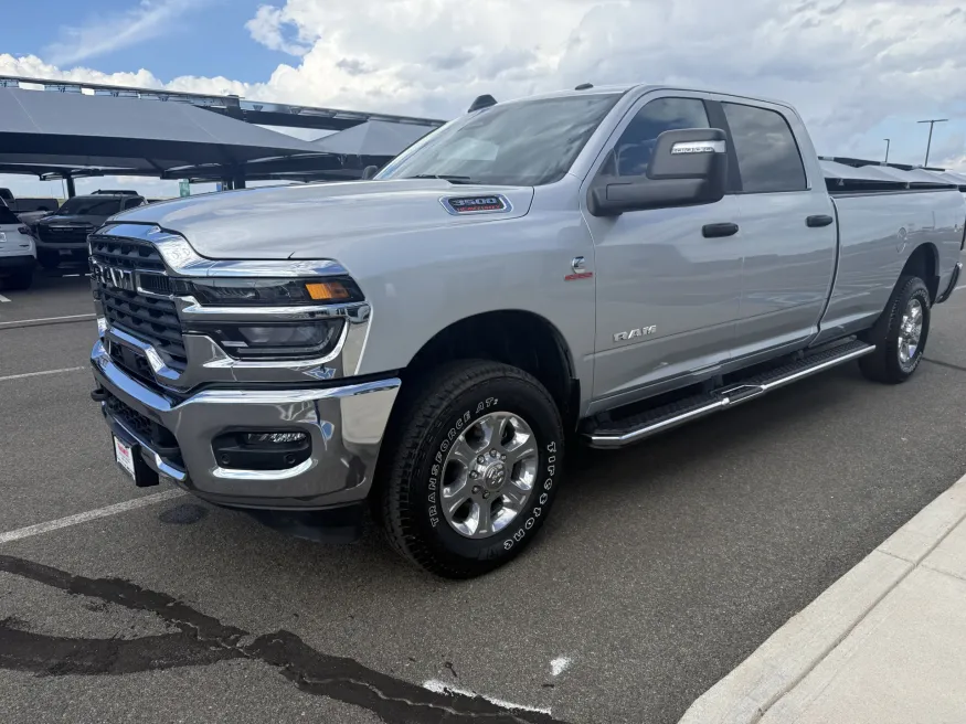 2025 RAM 3500 Big Horn | Photo 3 of 14