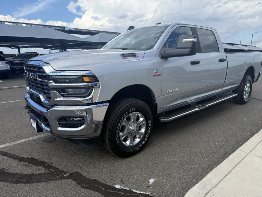 2025 RAM 3500 Big Horn | Photo 3 of 14