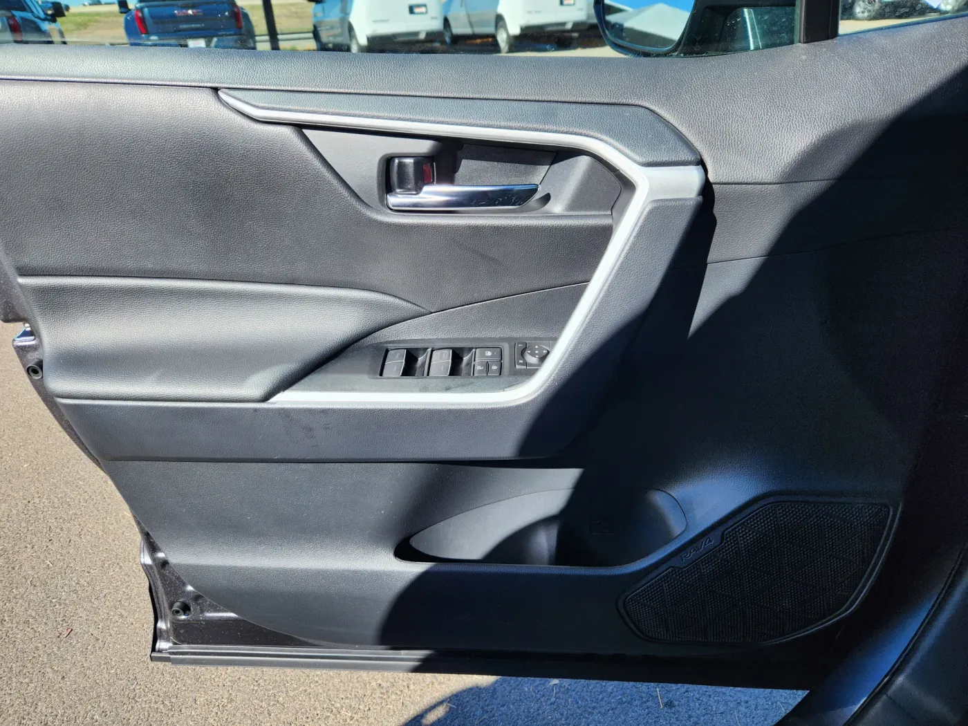 2025 Toyota RAV4 Hybrid XLE | Photo 5 of 30