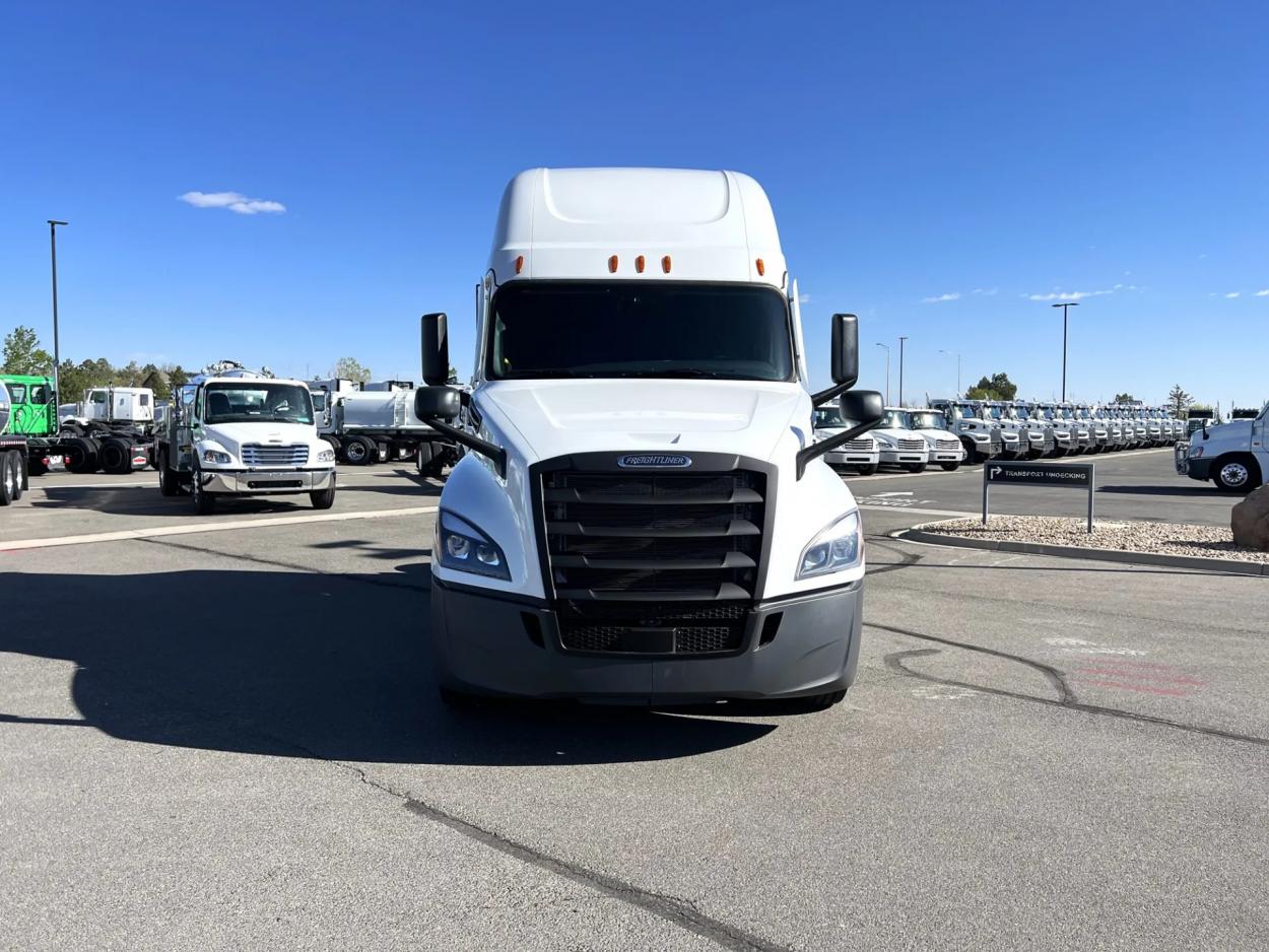 2024 Freightliner Cascadia 126 | Photo 2 of 21