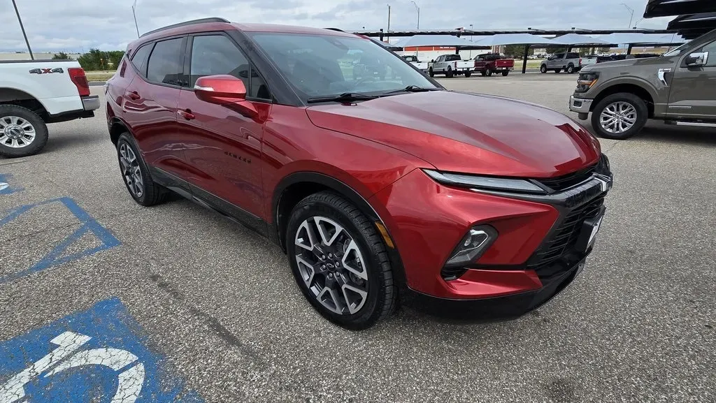 2023 Chevrolet Blazer | Photo 3 of 32