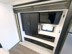 2027 Newmar Canyon Star 3947 | Thumbnail Photo 16 of 32