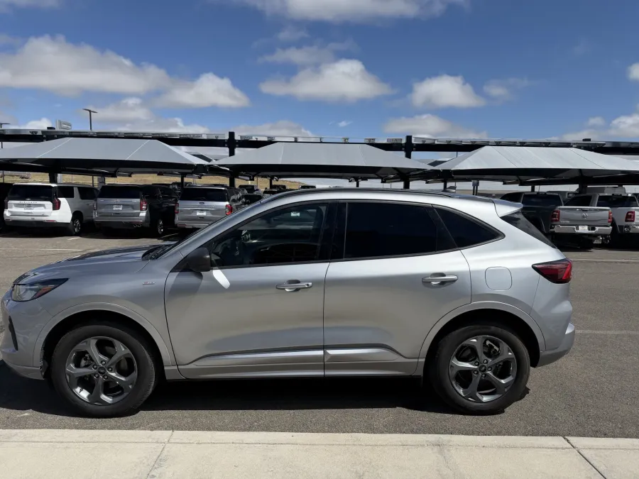 2024 Ford Escape ST-Line | Photo 4 of 24