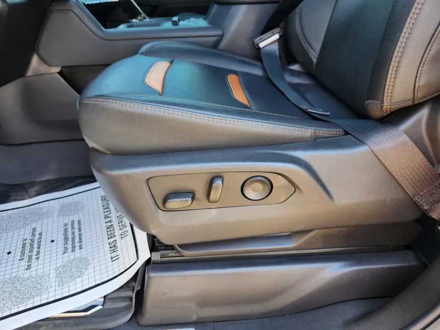 2025 GMC Sierra 2500HD AT4 | Photo 9 of 33