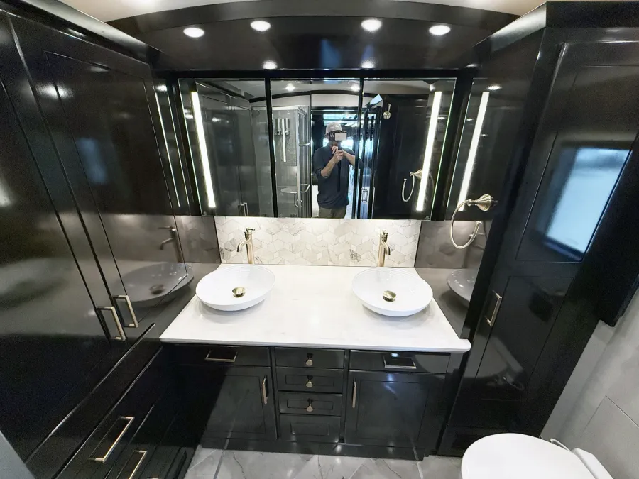 2027 Newmar Essex 4595 | Photo 17 of 31