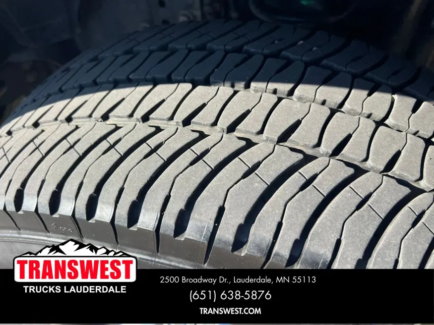 2022 Ford Super Duty F-350 Lariat | Photo 11 of 17