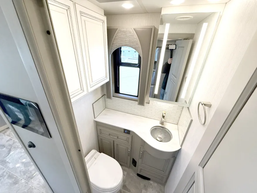 2026 Newmar Essex 4551 | Photo 13 of 33