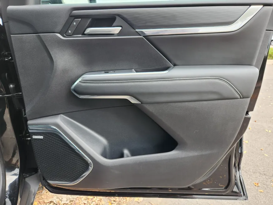 2025 GMC Acadia AWD Elevation | Photo 18 of 29