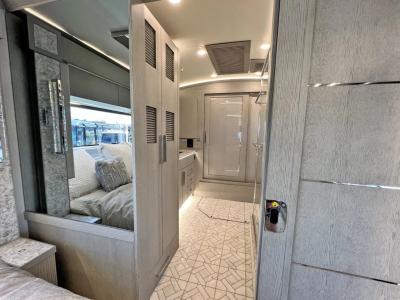 2022 Newmar King Aire 4533 | Thumbnail Photo 24 of 44