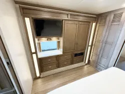 2022 Newmar Canyon Star 3722 | Thumbnail Photo 15 of 28