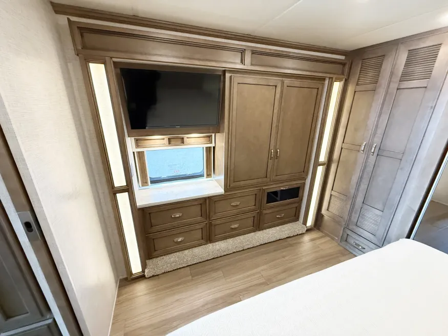 2022 Newmar Canyon Star 3722 | Photo 15 of 28