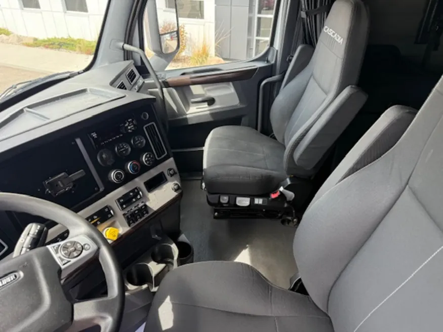 2020 Freightliner Cascadia | Photo 14 of 15