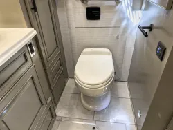 2027 Newmar London Aire 4569 | Thumbnail Photo 28 of 45