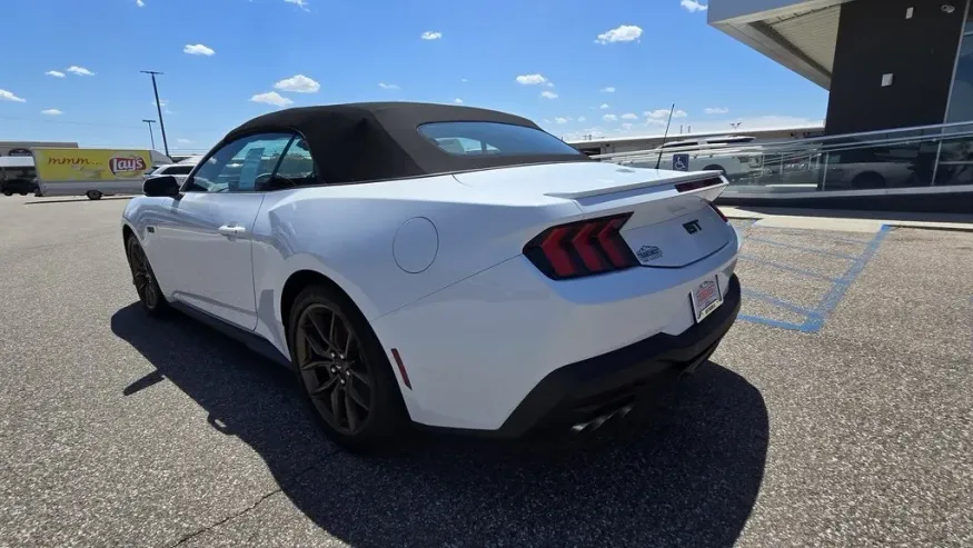 2025 Ford Mustang | Photo 6 of 31