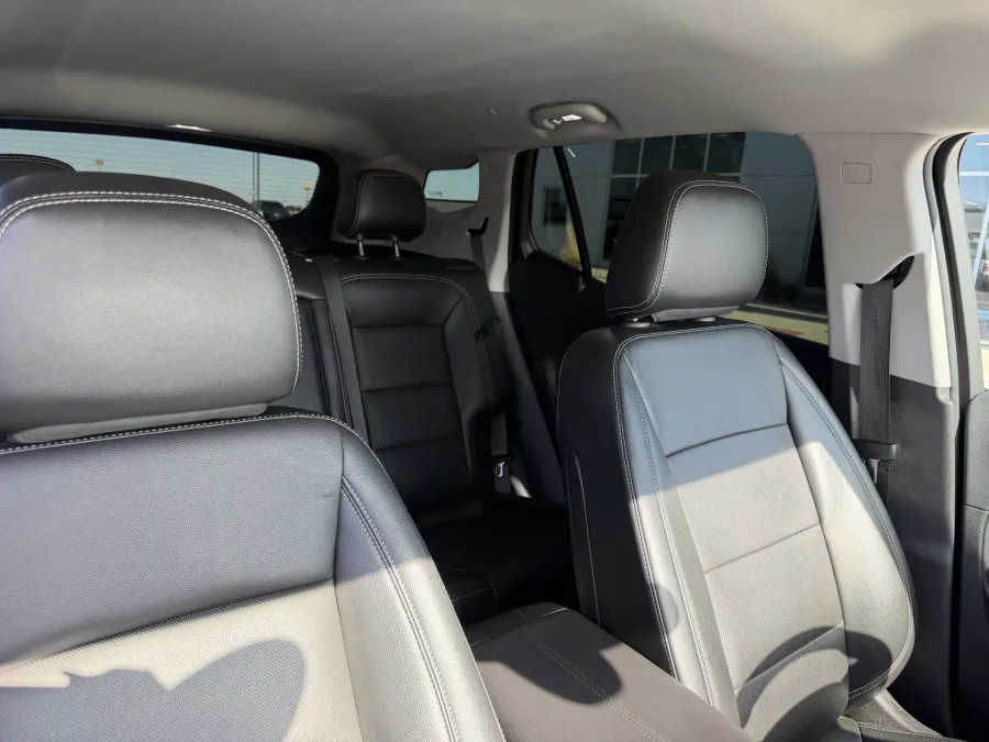 2024 GMC Terrain SLT | Photo 11 of 20