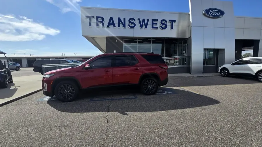 2023 Chevrolet Traverse | Photo 1 of 31