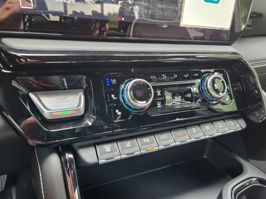 2025 GMC Sierra 2500HD AT4X | Photo 26 of 31