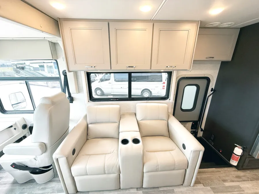 2025 Thor Palazzo GT 33.6 | Photo 8 of 30