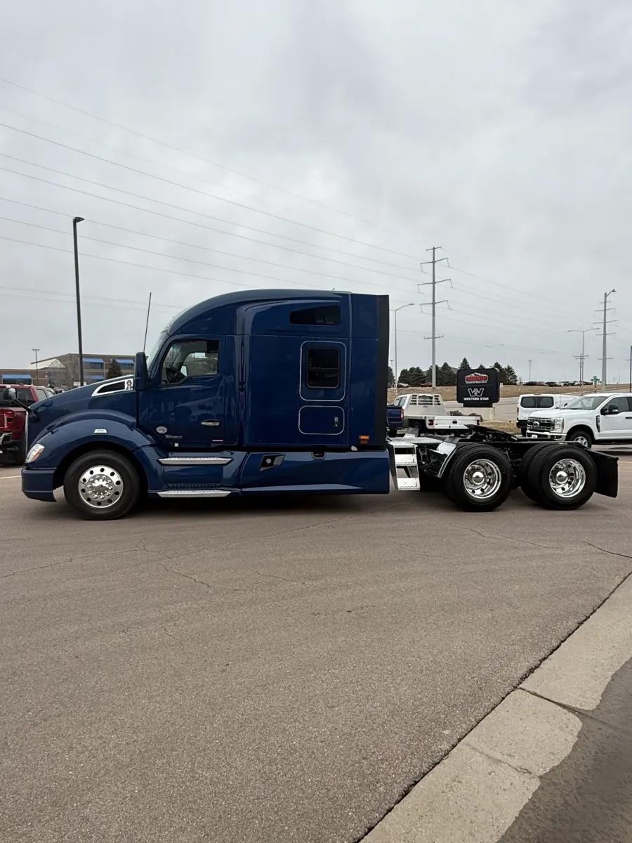 2022 Kenworth T680 | Photo 2 of 16