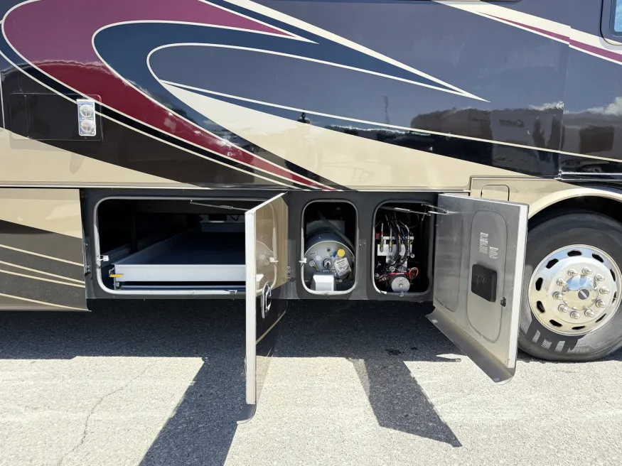 2016 Tiffin Phaeton 40AH | Photo 8 of 14