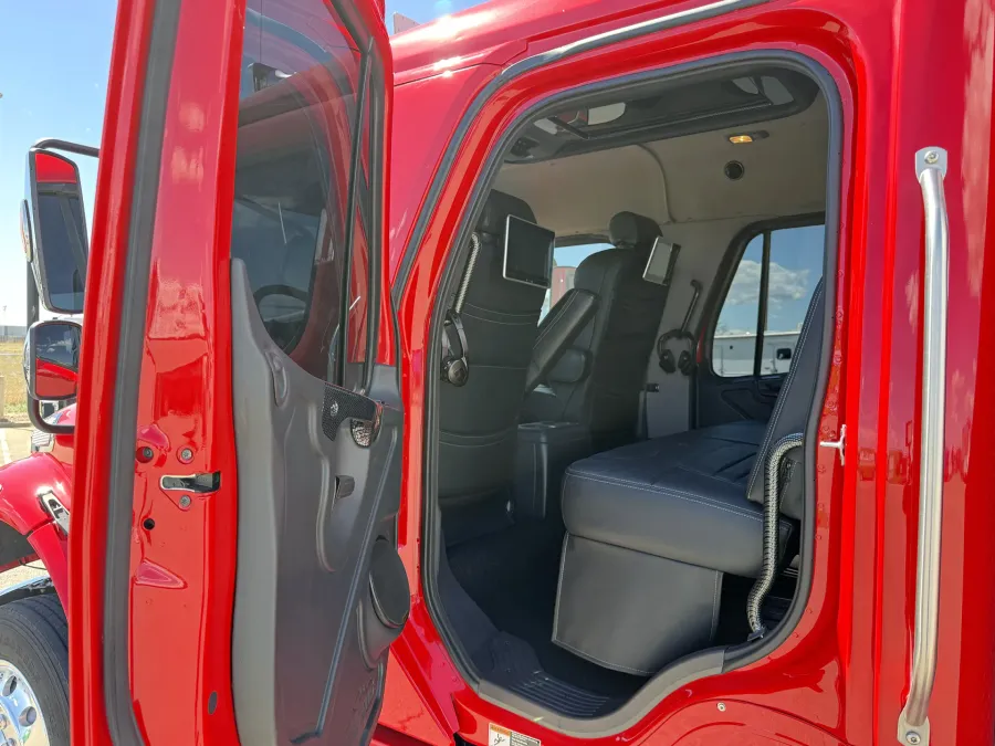 2023 Freightliner M2 106 Summit Hauler | Photo 9 of 24