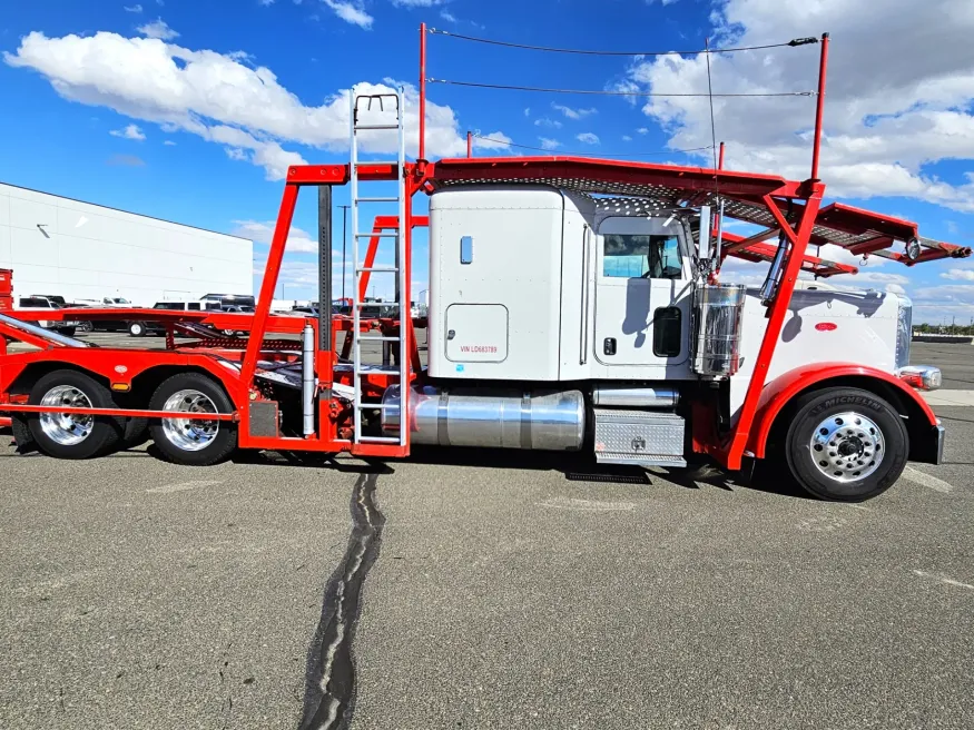 2020 Peterbilt 389 | Photo 4 of 30