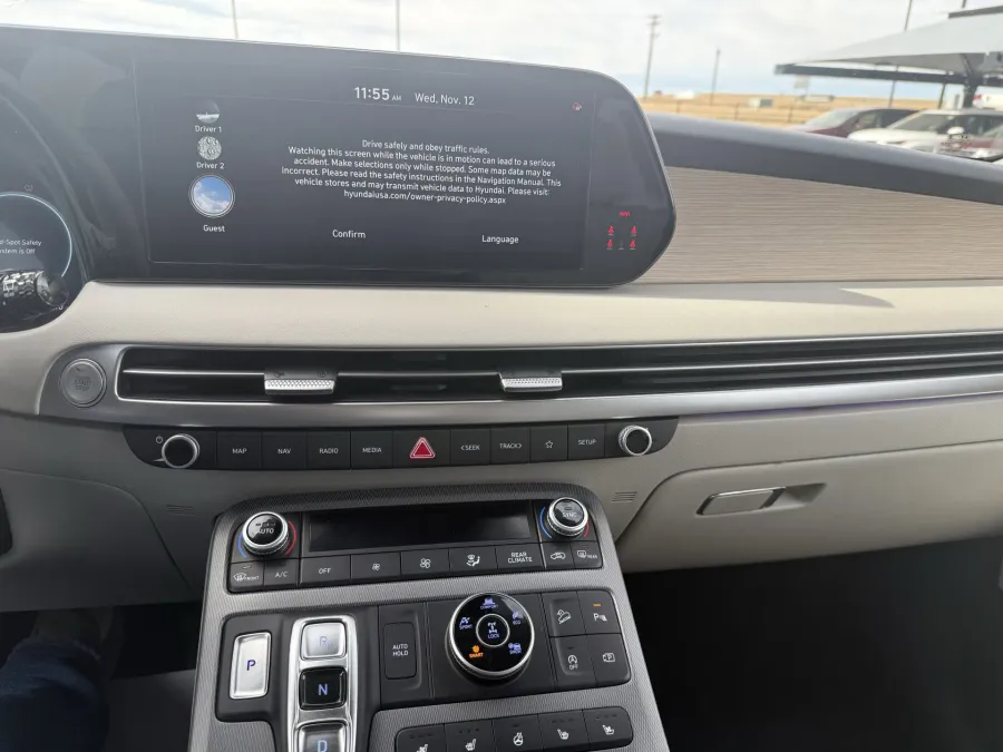 2024 Hyundai Palisade Limited | Photo 18 of 26