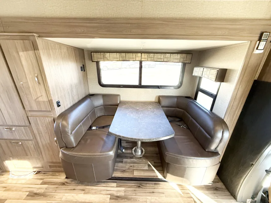 2016 Dynamax Isata 3 24FWM | Photo 7 of 22