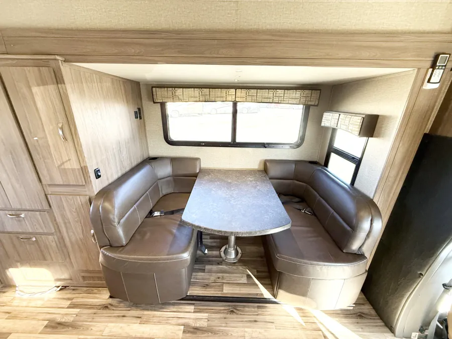 2016 Dynamax Isata 3 24FWM | Photo 7 of 22