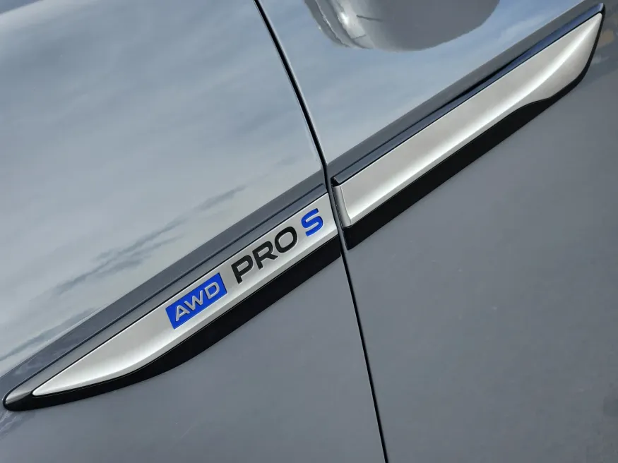 2023 Volkswagen ID.4 | Photo 7 of 22