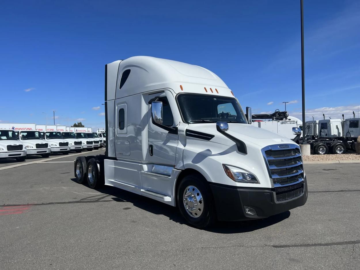 2023 Freightliner Cascadia 126 | Photo 2 of 17