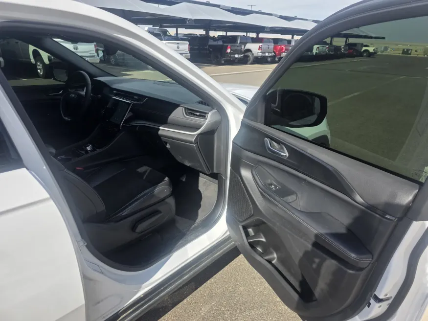 2025 Jeep Grand Cherokee Altitude | Photo 15 of 31