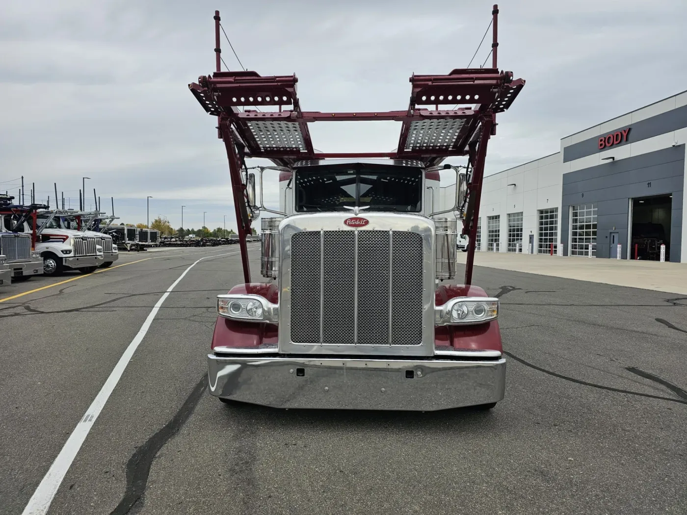 2023 Peterbilt 389 | Photo 2 of 21